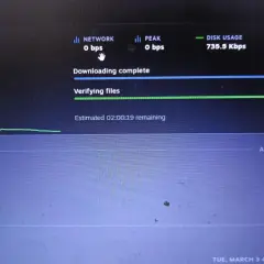 Ekran Steam z postępem pobierania, weryfikacją plików i informacją o prędkości sieci.