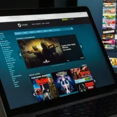 Ekran laptopa z otwartą stroną sklepu Steam, widoczne gry i oferty.