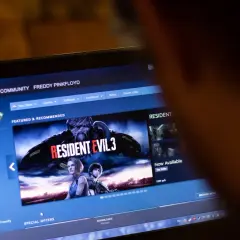 Ekran laptopa z interfejsem sklepu Steam, widoczna okładka gry Resident Evil 3.