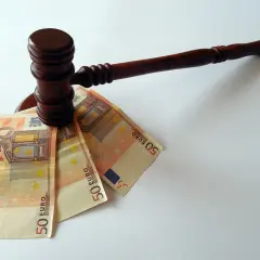 Młotek sędziowski na banknotach 50 euro.