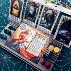 Karty gry planszowej Talisman: Magia i Miecz, z elementami i żetonami.