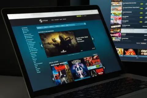 Ekran laptopa z otwartą stroną sklepu Steam, widoczne gry i oferty.