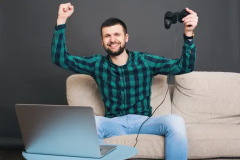 Granie online czy na automatach stacjonarnych?