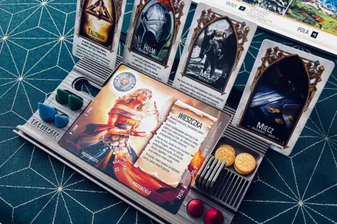 Karty gry planszowej Talisman: Magia i Miecz, z elementami i żetonami.