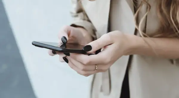 Jak gry uczą strategii, a platformy rozrywkowe wykorzystują emocje - dwa światy jednej zabawy
