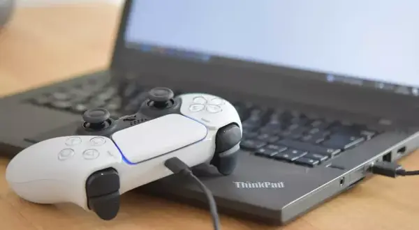 Jak podłączyć pada PS5 do PC przez Bluetooth i cieszyć się grą bez problemów