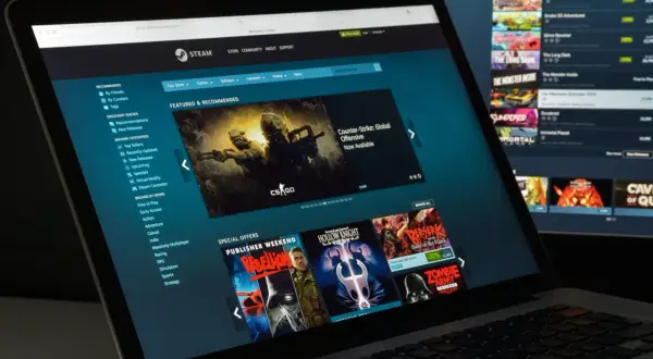 Ekran laptopa z otwartą stroną sklepu Steam, widoczne gry i oferty.