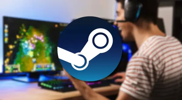 Gracz w słuchawkach grający w grę na komputerze, z logo Steam na pierwszym planie.