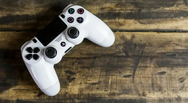 Pomysły na prezent dla fanów grania na konsoli? Sprawdź „Ghost of Yōtei” na PS5