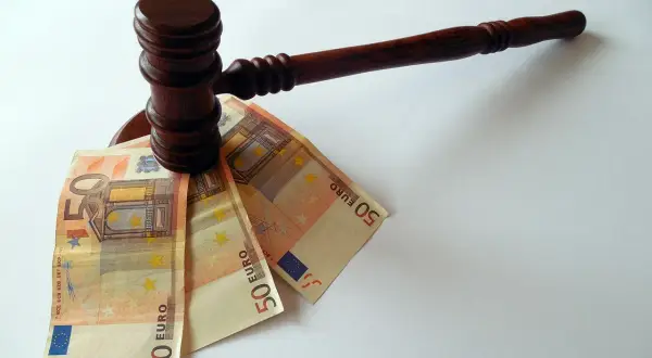 Młotek sędziowski na banknotach 50 euro.