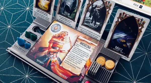 Karty gry planszowej Talisman: Magia i Miecz, z elementami i żetonami.