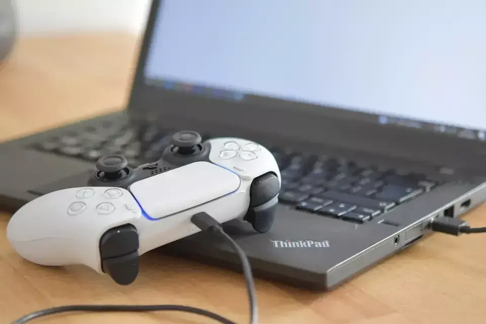 Jak podłączyć pada PS5 do PC przez Bluetooth i cieszyć się grą bez problemów