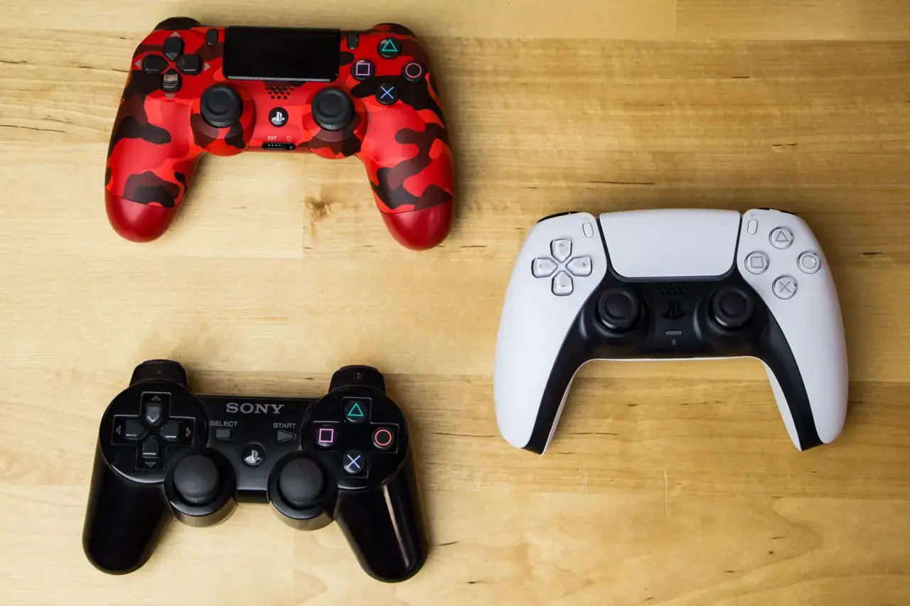 Zdjęcie Czy DualShock 4 pasuje do PS5? Ograniczenia, które musisz znać